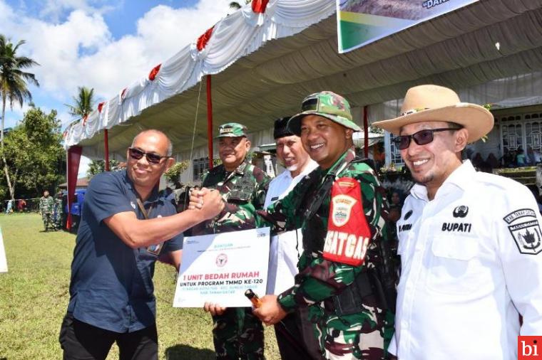 Semen Padang Serahkan Bantuan 1 Unit Bedah Rumah dan 250 Zak Semen untuk Program TMMD di...