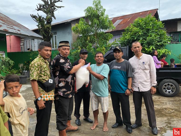 Semen Padang Serahkan Bantuan Sembako ke Warga Terdampak Banjir di Banuaran