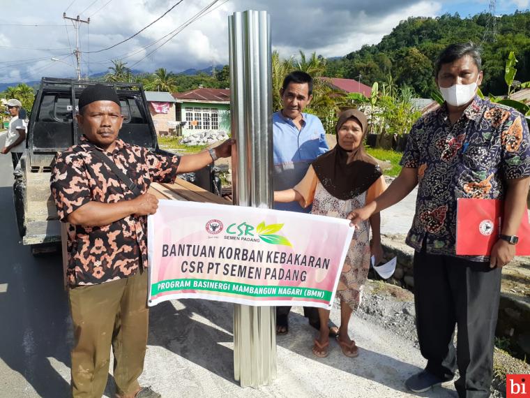 Semen Padang Serahkan Bantuan Tahap II untuk Korban Kebakaran di Tarantang