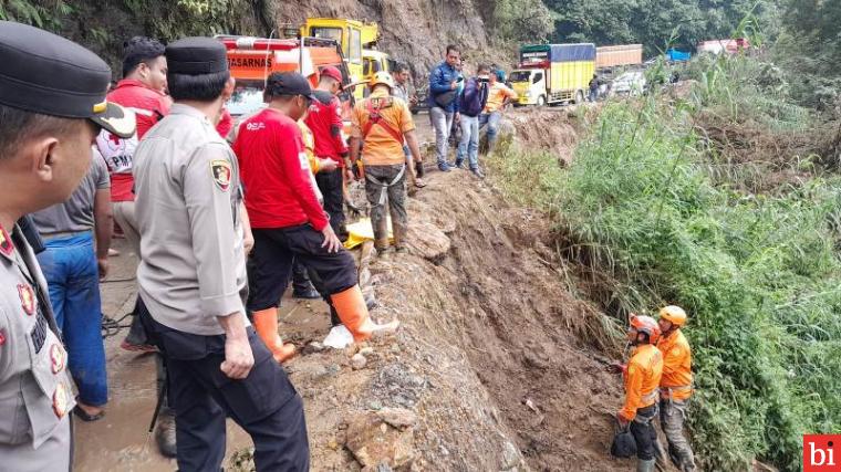 Semen Padang Turunkan TRC dan Loader Bebaskan Sitinjau Lauik dari Material Longsoran