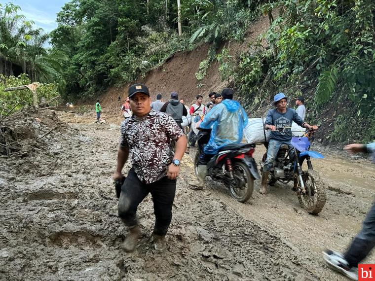 Sempat Putus, Jalan Rimbo Kejahatan Pasbar Sudah Bisa Dilewati Kendaraan Roda Dua