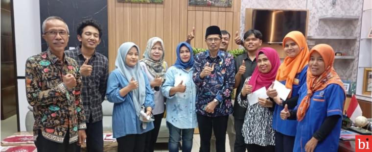 Serahkan Bantuan untuk Anak Yatim dan Piatu Sekretariat, Sekretaris DPRD Sumbar Raflis:...