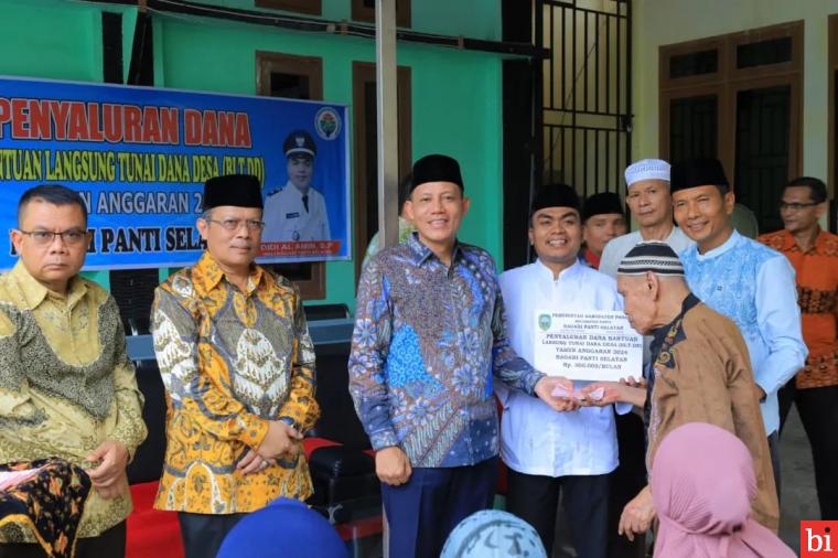 Serahkan BLT di Nagari Panti Selatan, Bupati Sabar AS Jalin Silaturahmi