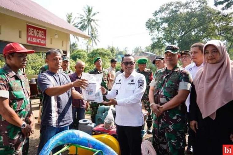 Serahkan Pompa Air, Bupati Eka Putra Harap Sawah Tadah Hujan Semakin Produktif Lagi