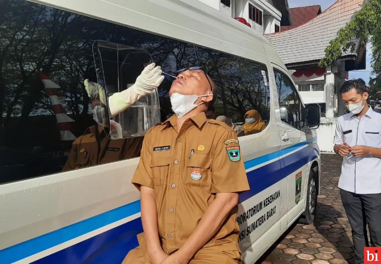 Seratusan ASN dan Non ASN Jalani Swab PCR Massal di Dinas Kominfotik Sumbar