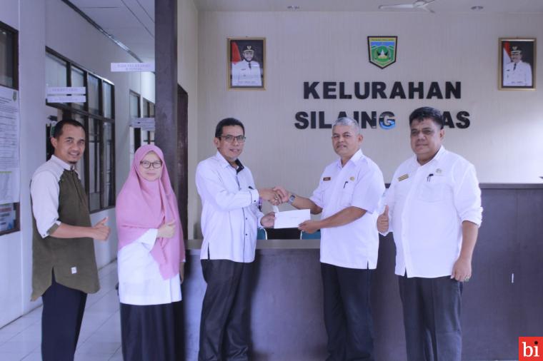 Setdako Serahkan Bantuan untuk Tiga Anak Stunting di Silaing Atas