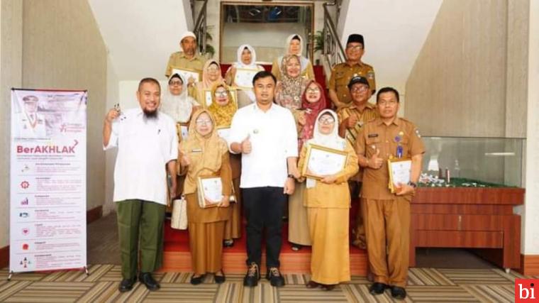 Sillaturahmi dengan PNS penerima SK Pensiun, Diberi Kesempatan Duduk di Kursi Kerja Bupati