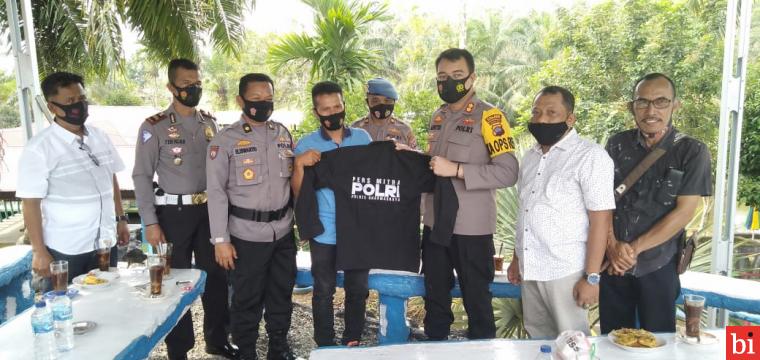 Sinergitas Polri dengan Pers, Kapolres Dharmasraya Berikan Baju Khusus untuk Awak Media