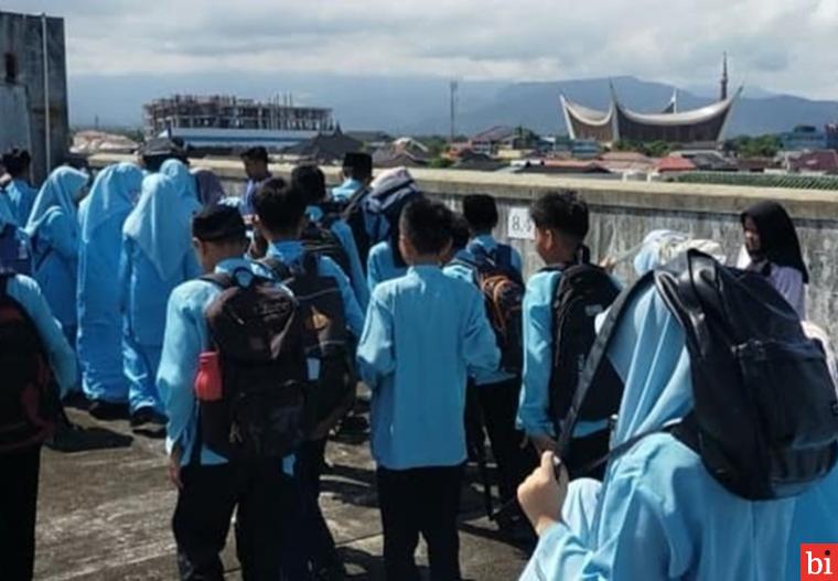 Sirine Gempa dan Tsunami Berbunyi, 800-an Siswa SMPN 25 Padang Menyelamatkan Diri