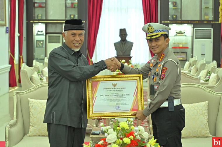 Sistem One Way Lebaran Sukses, Gubernur Mahyeldi Serahkan Penghargaan untuk Ditlantas...