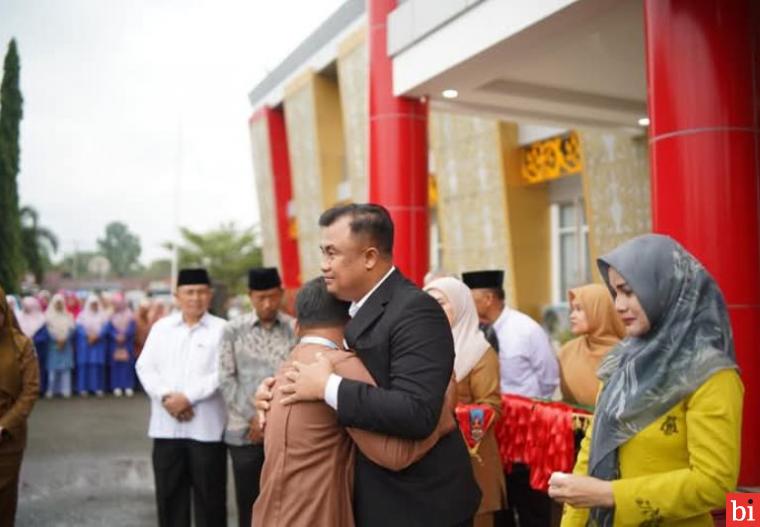 Suasana haru menyelimuti halaman Kantor Bupati Dharmasraya...