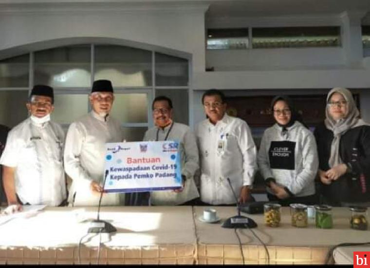 Support Pemko Padang Tangani Virus Corona, Bank Nagari Serahkan Bantuan Bahan Pembuat...