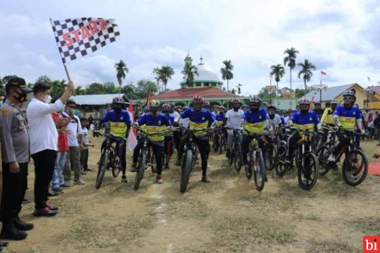 Sutan Riska Lepas Peserta Gowes Santuy Dalam Rangka Meriahkan HUT RI ke-75