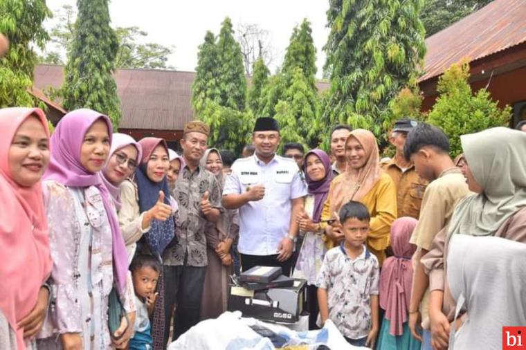 Sutan Riska Serahkan Bantuan untuk Korban Banjir Pessel