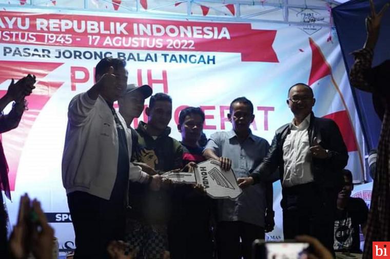 Sutan Riska Serahkan Hadiah Utama Satu Unit Motor Matic