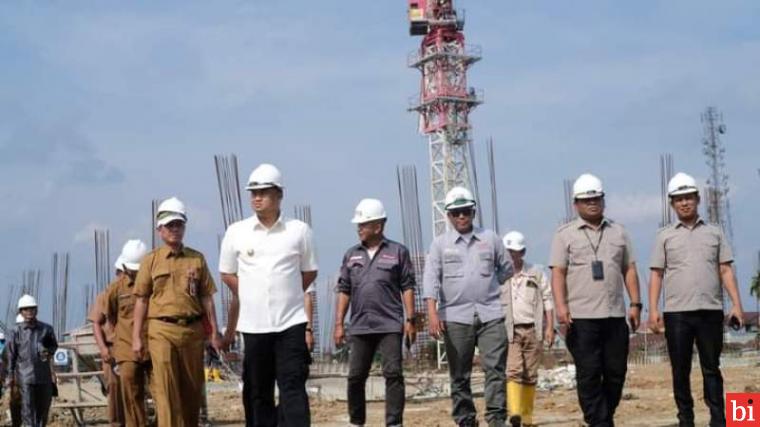 Sutan Riska Tinjau Proyek Pembangunan Pasar Modern Dharmasraya