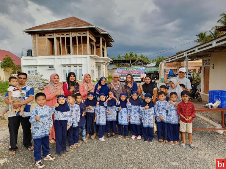 Tanamkan Sifat Peduli Sesama, TK Kasiah Bundo Berbagi Takjil