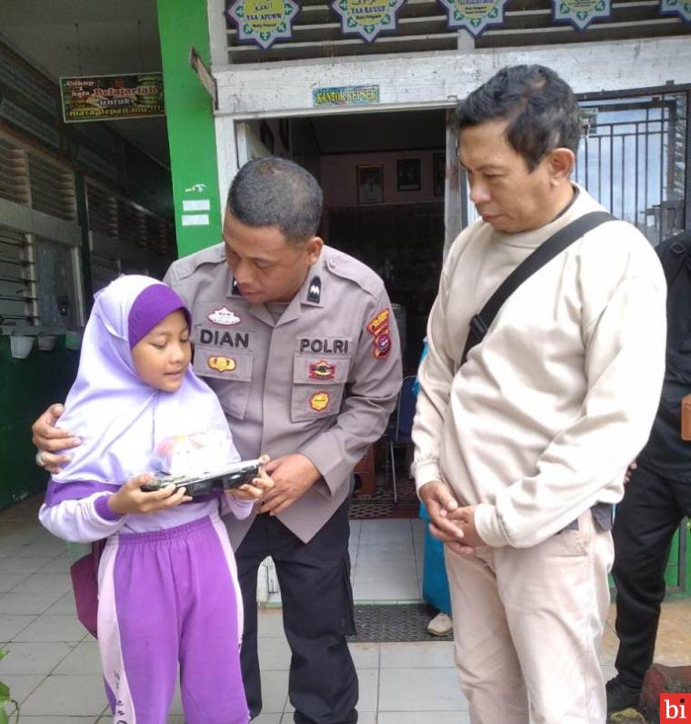 Tangisan Haru Pelajar SDN 32 Banuaran pecah saat Polisi Memberikan Makan Bergizi Gratis