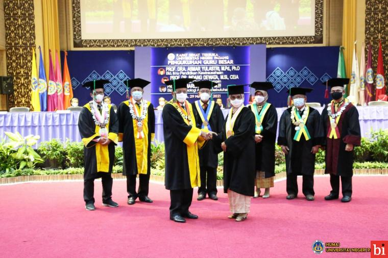 Tiga Orang Guru Besar Universitas Negeri Padang Kembali Dikukuhkan