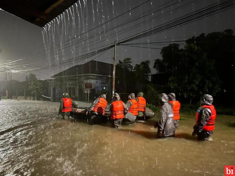 Tim SAR Brimob Polda Sumbar Langsung Turun Bantu Warga Terdampak Banjir di Tunggul Hitam