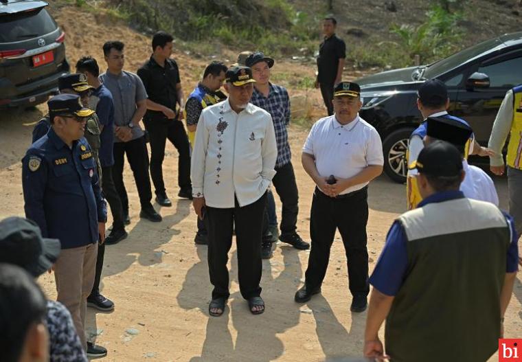 Tinjau Akses Jalan ke Pelabuhan Teluk Tapang, Mahyeldi: Sudah Rampung 17,87 dari Total...