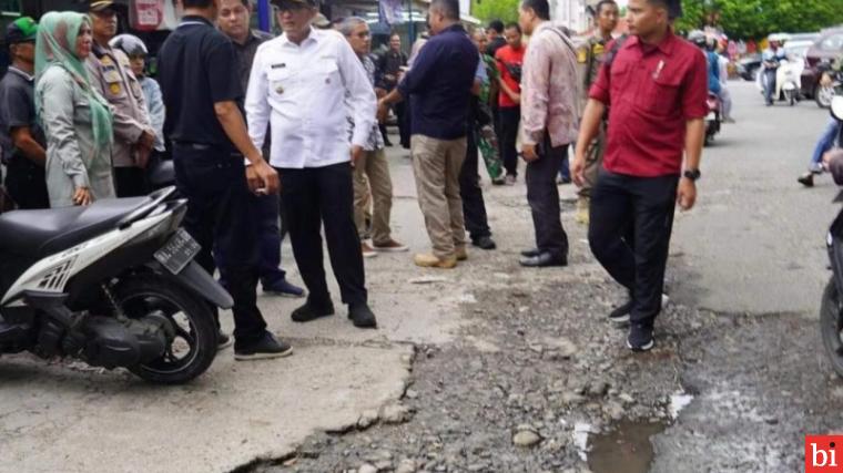 Tinjau Jalan Berlubang dan Drainase, Wako Hendri Septa: Segera Kita Perbaiki