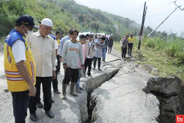 Tinjau Kerusakan Jalan Nasional di Aie Dingin, Gubernur Mahyeldi Langsung Hentikan dan...