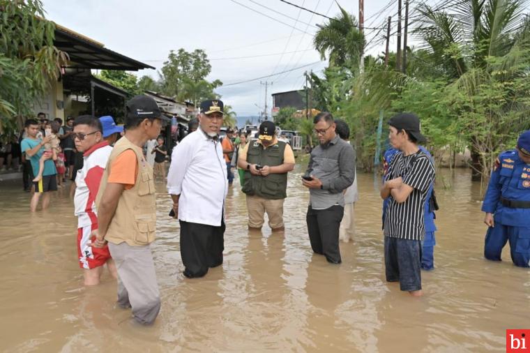 Tinjau Lokasi Banjir, Gubernur Mahyeldi Perintahkan OPD Teknis untuk Segera Distribusikan...