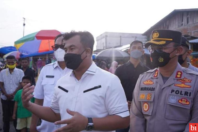 Tinjau Pasar Pabukoan, Bupati Minta Pedagang Perhatikan Standar Kesehatan Makanan