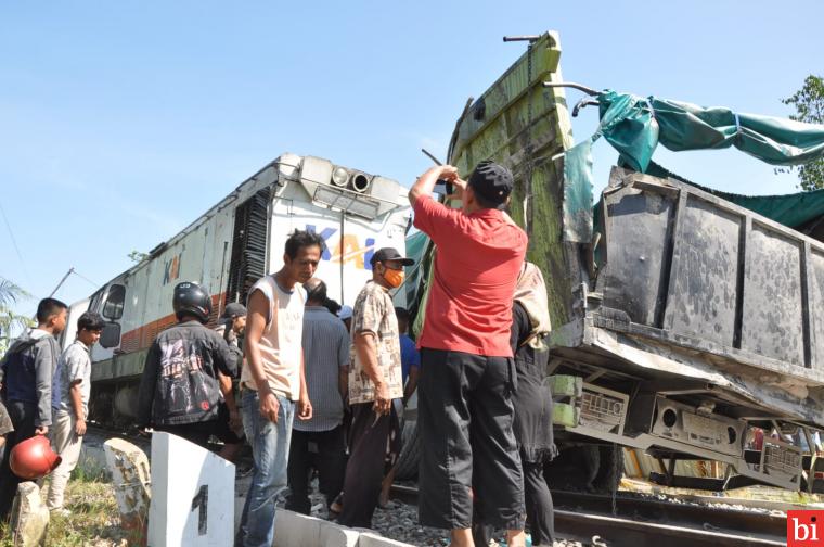 Truk Pembawa Semen Terseret Kereta Api di Padang, Baliho Besar Roboh dan Menimpa 1 Unit...