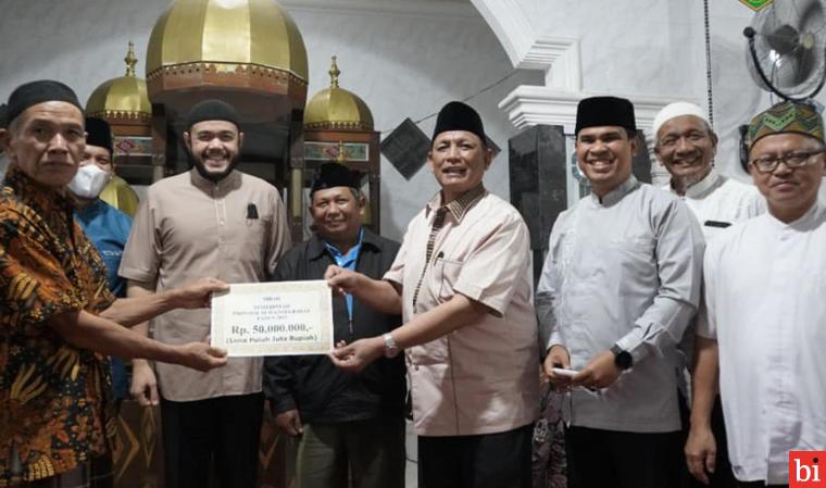 TSR Pemprov Serahkan Hibah Rp 50 Juta ke Masjid Baiturrahman