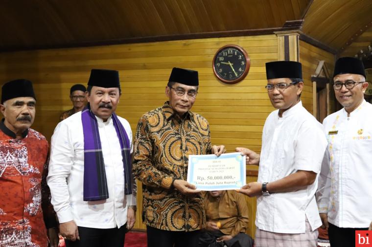 TSR Provinsi Serahkan Bantuan Hibah Rp50 Juta dan Al Qur'an ke Masjid Asasi