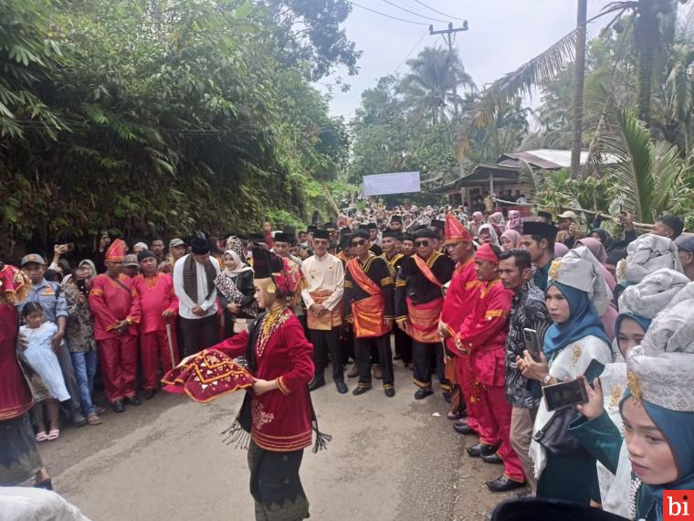 Ughang Kampong Tarogak Basuo, Bupati Disambut Niniak Mamak dan Bundo Kanduang Koto Alam