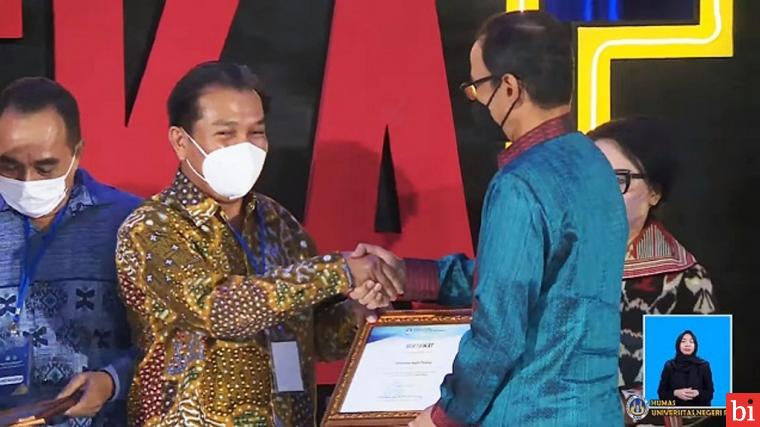 UNP Raih Peringkat Ke-3 Liga PTN BLU Kategori Top 10 Persentase Pencapaian IKU 2022