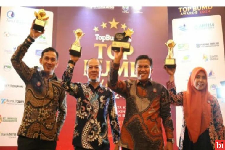 Untuk Ketiga Kalinya Berturut - turut BPRS Jam Gadang Raih Top BUMD Award