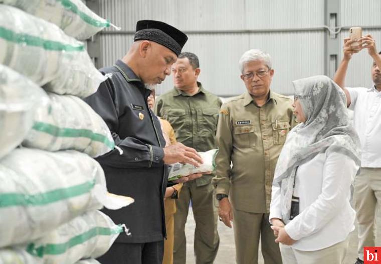 Usai Cek Ketersediaan di Gudang Bulog, Gubernur Mahyeldi Pastikan Stok Beras di Sumbar...