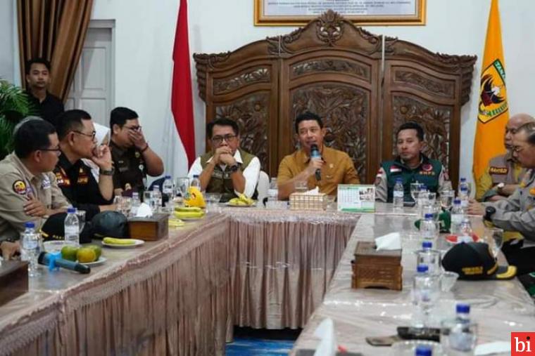 Usai Tinjau Titik Bencana, Kepala BNPB Rapat Koordinasi Dengan Bupati Eka Putra