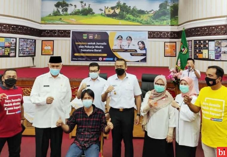 Vaksinasi Ratusan Jurnalis di Sumbar Berjalan Lancar, Vaksin Sakit Terbantahkan