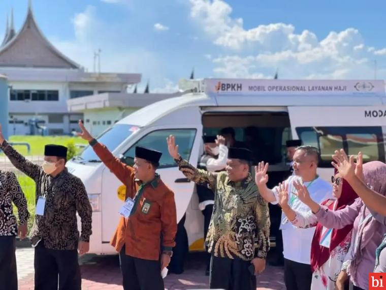 Wabup Padang Pariaman Rahmang Lepas Keberangkatan 97 CJH di BIM