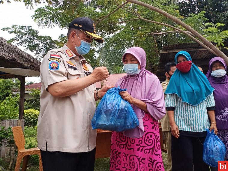 Wagub Nasrul Abit Salurkan 200 Paket Sembako ke Masyarakat Sungai Abang