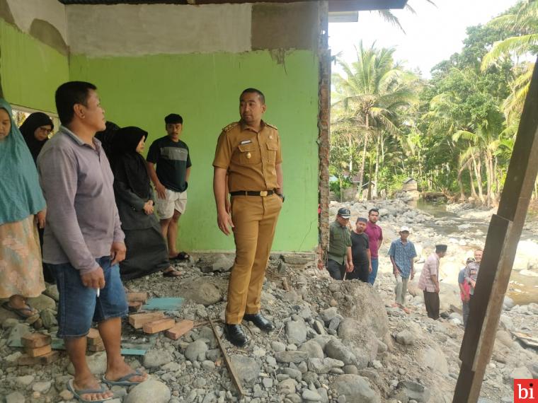 Wagub Sumbar Sambangi Korban Banjir Bandang Koto Sani Kabupaten Solok