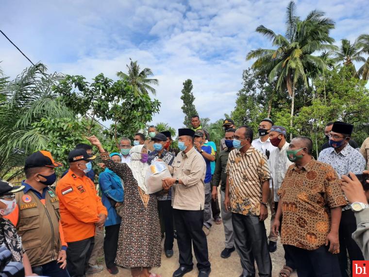 Wagub Sumbar Serahkan Bantuan Perbaikan Jembatan di Ujung Gading Rp150 Juta