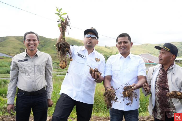 Wagub Sumbar Serahkan Dua Unit Alsintan dan Enam Ribu Benih Ikan pada Kelompok Tani...