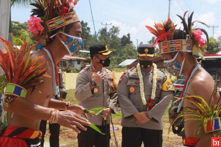 Wakapolda Berikan Bantuan Sembako Kepada Masyarakat Sikakap