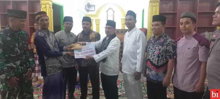 Wakil Ketua DPRD Dharmasraya Serahkan Bantuan untuk Masjid Nurul Hidayah