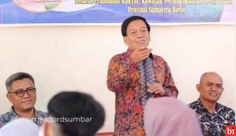 Wakil Ketua DPRD Sumbar Suwirpen Suib Bantu 38 Kepala Keluarga di Binuang Bedah Rumah