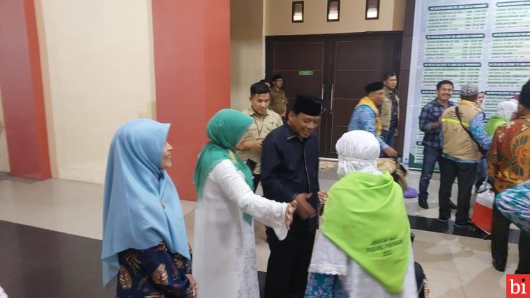 Wakil Ketua DPRD Sumbar Suwirpen Suib Lepas Keberangkatan Kloter II Embarkasi Padang