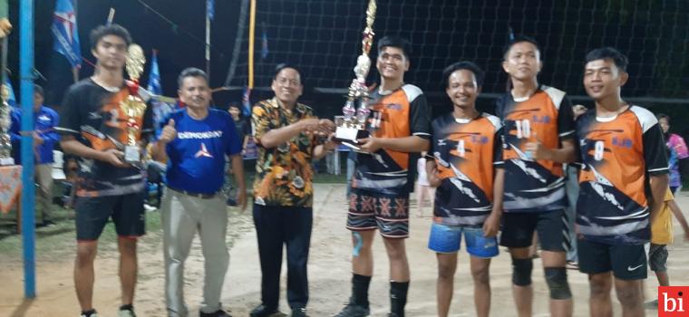 Wakil Ketua DPRD Sumbar Suwirpen Tutup Turnamen Volleyball Demokrat Cup II