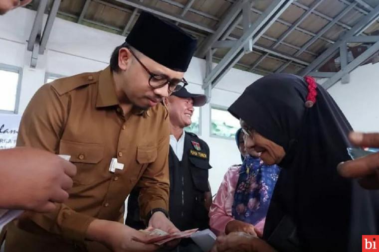 Wako Bukittinggi Erman Safar  Serahkan Bansos Sembako dan PKH Tahap I 2023