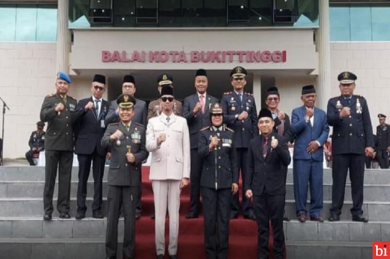 Wako Erman Safar, Hadiri Upacara Peringatan Hari Bhayangkara ke 77 di Halaman Balaikota...